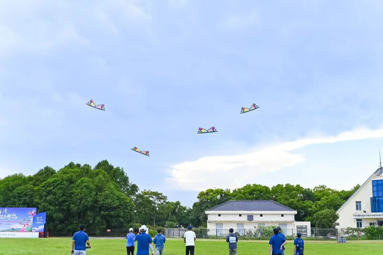 包含传统风筝竞赛，空中线上的运动美学的词条