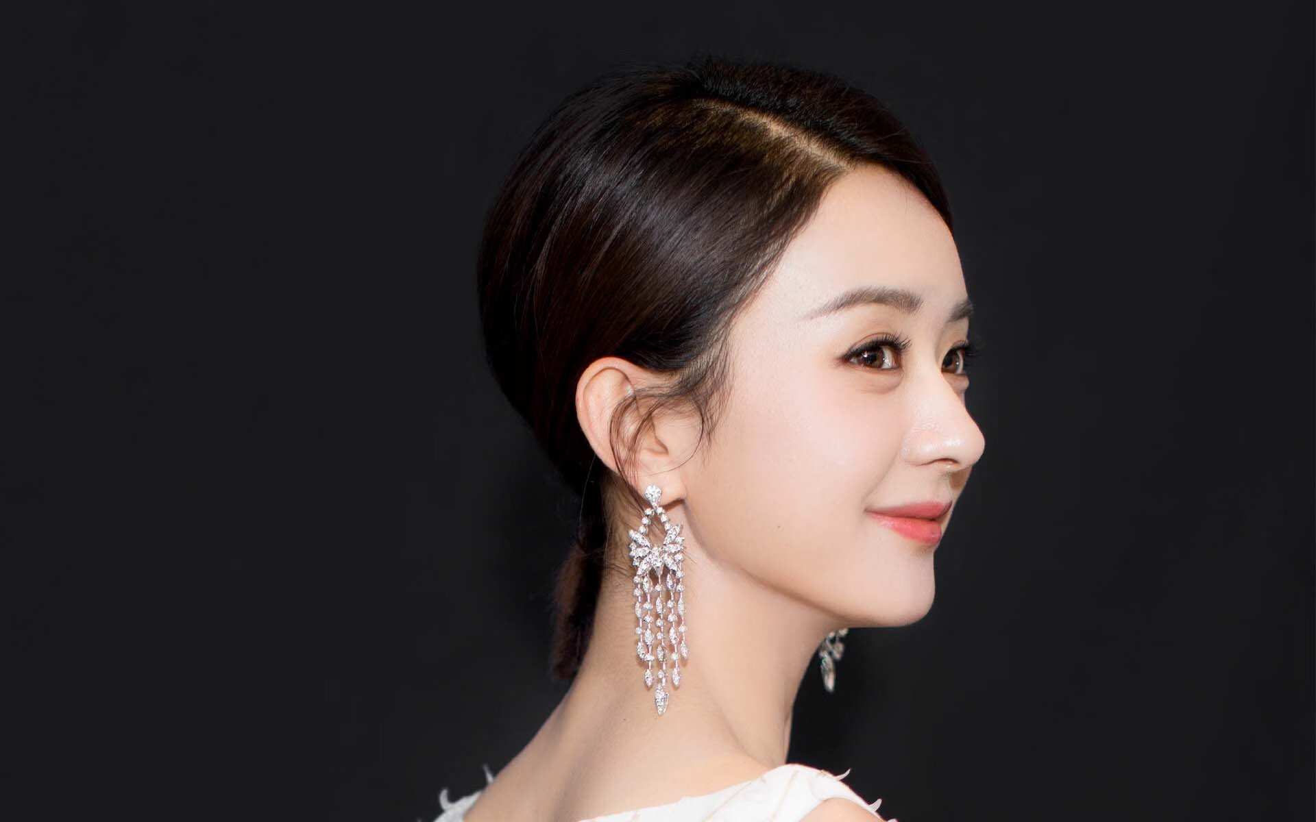 意外足球赛后球员起冲突,足球场上的意外事故